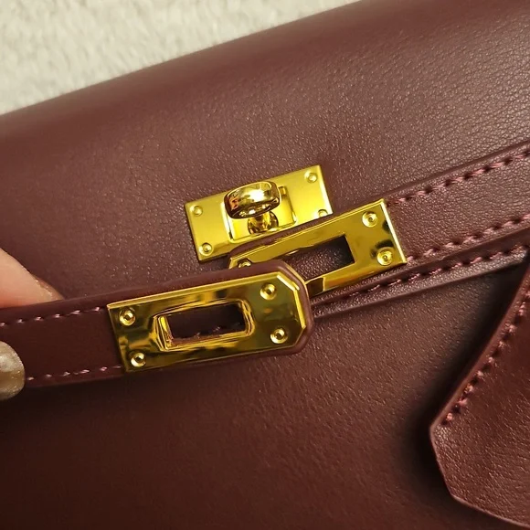 Elegant Brown Leather Shoulder Bag - Picture 3 of 6